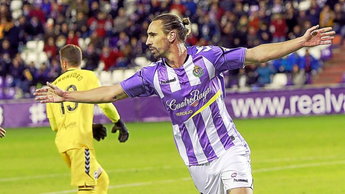 Borja celebra el gol que marcó frente al Lorca que abrió el camino de la victoria del Valladolid.-J. M. LOSTAU