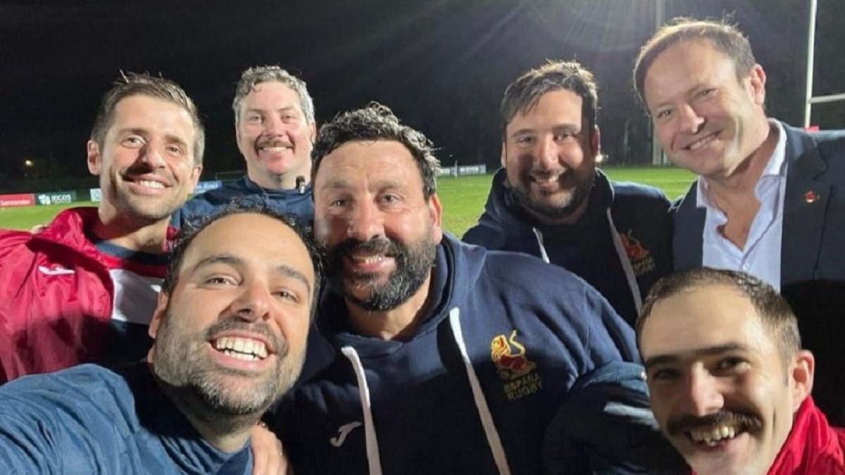 Juan Carlos Pérez, en el centro, con su equipo de trabajo tras el título y el presidente de la Federación Española, ‘Hansen’ (a la derecha arriba). / EL MUNDO