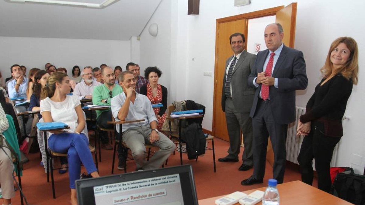 El presidente de la Diputación, José María Hernández(C) y el diputado delegado del Servicio de Asistencia a Municipios (SAM), Adolfo Palacios(I) y la jefa del SAM, Virginia Losa(D), visitan una de las clases formativas-Ical