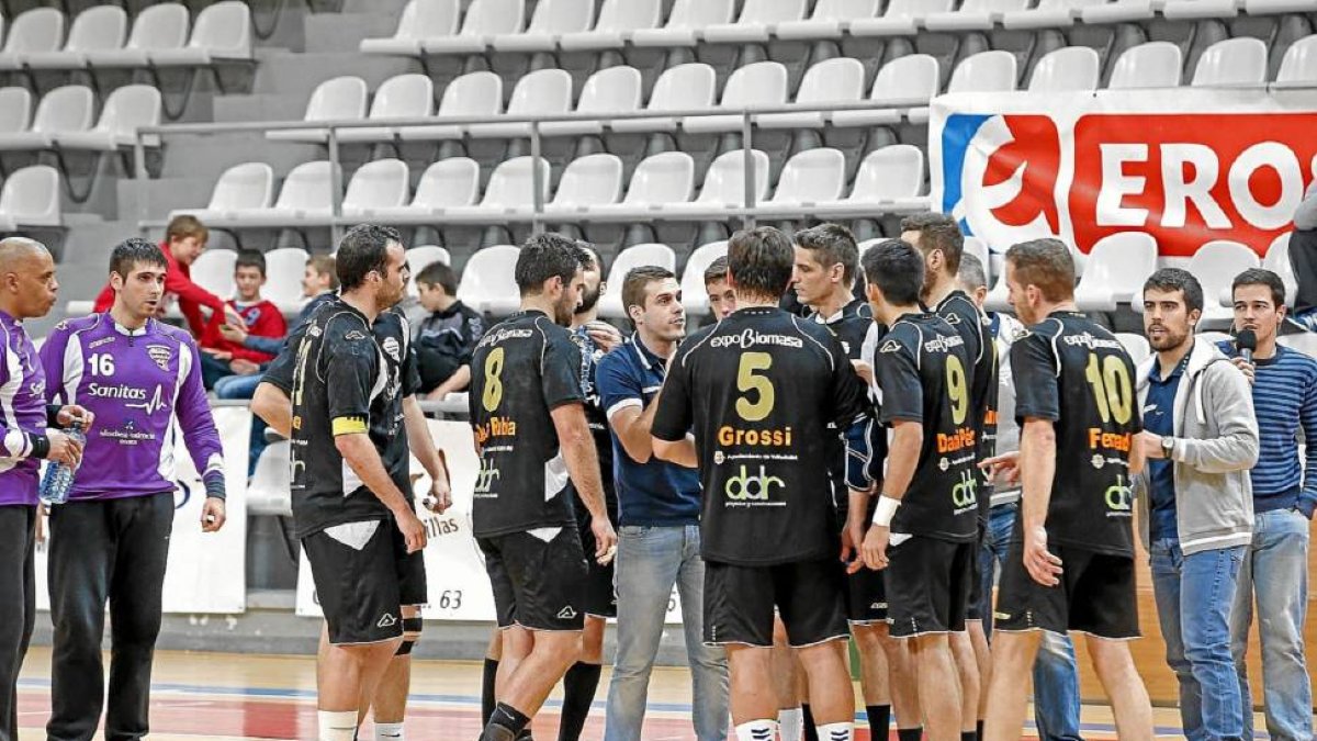 Los jugadores del BM Atlético Valladolid junto a su entrenador, Nacho González, durante un partido-LOF