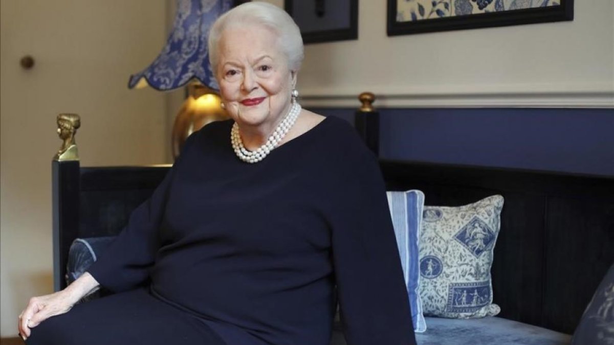 Catherine Zeta-Jones, en el papel de Olivia de Havilland, con Susan Sarandon, que interpreta a Bette Davis, en una escena de la serie 'Feud'.-/ EL PERIÓDICO
