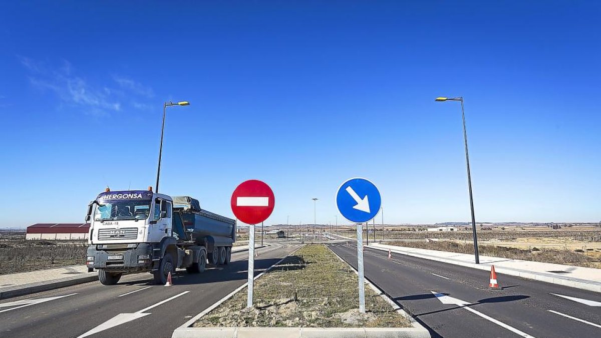 Un camión circula por las vías ya concluidas de la primera fase del Área Canalde Castilla, de 100 hectáreas.-M. Á. SANTOS
