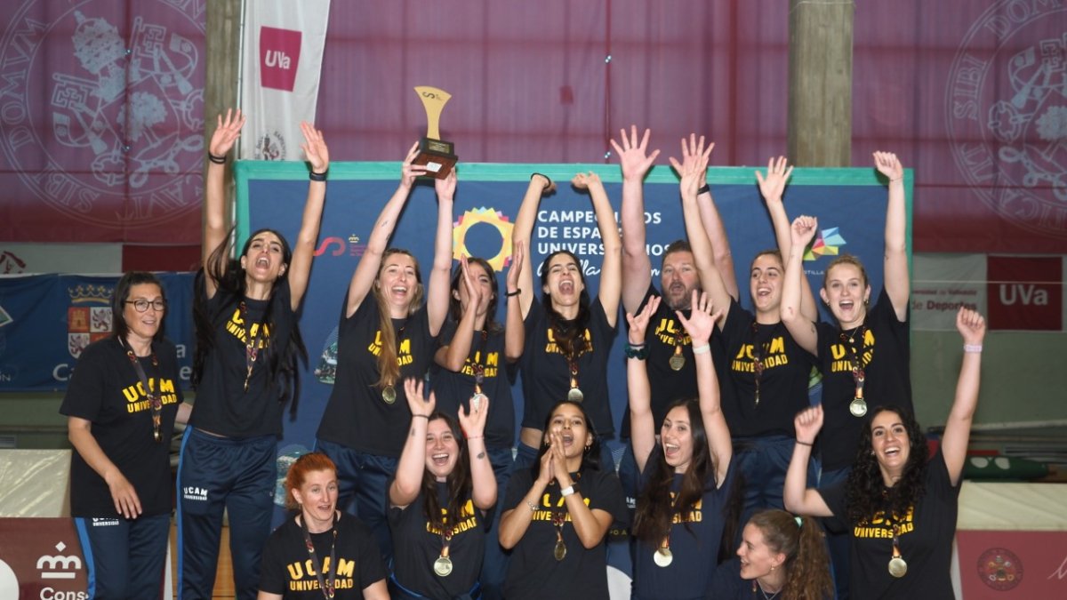 Equipo femenino de la UCAM campeón de voley.
