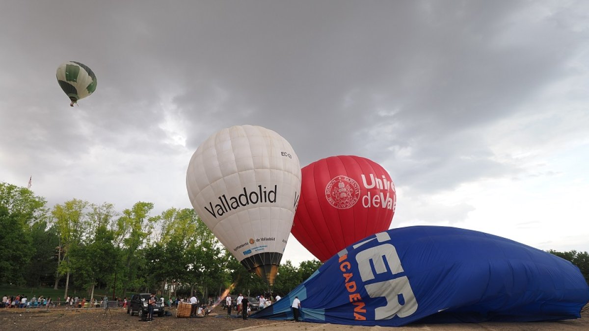 Momento de inflado de los globos ayer en Valladolid. / PHOTOGENIC