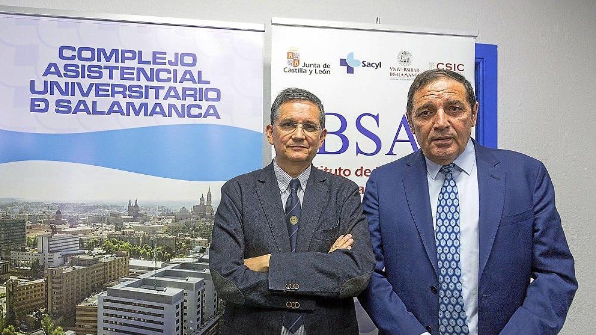 Antonio Sáez, junto al director del IBSAL, Rogelio González Sarmiento, durante su visita al Instituto.-ICAL