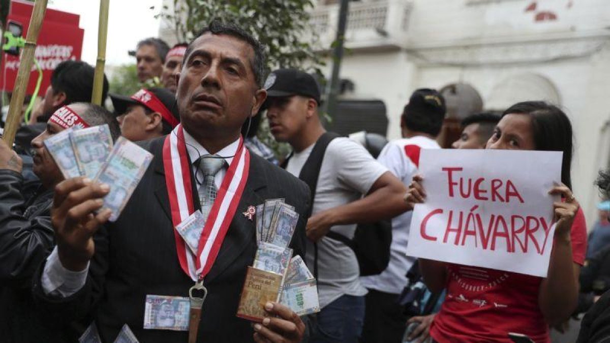 Protesta contra el fiscal general Pedro Chávarry en Lima, Perú.-MARTIN MEJIA/ AP