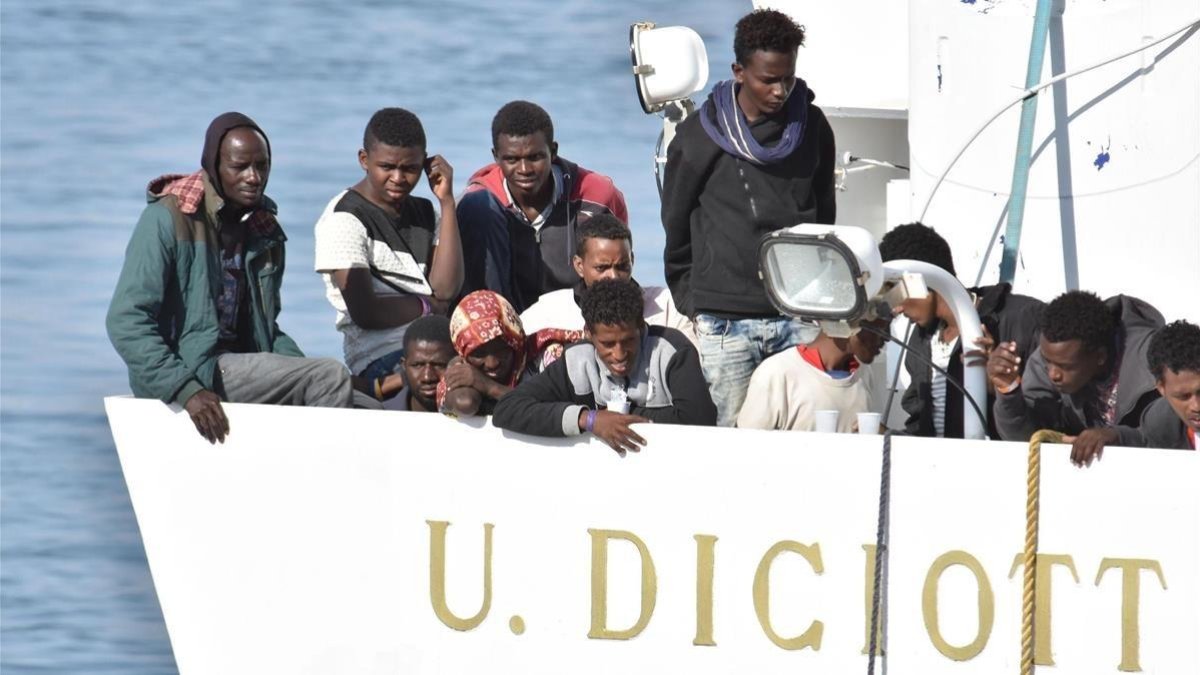 Inmigrantes sobre la cubierta del Diciotti, el pasado junio.-ORIETTA SCARDINO