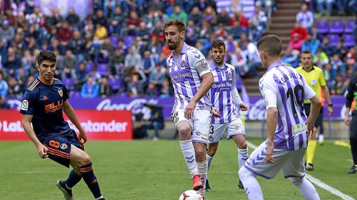 Borja avanza con el balón en el partido Real Valladolid-Valencia.-J. M. LOSTAU