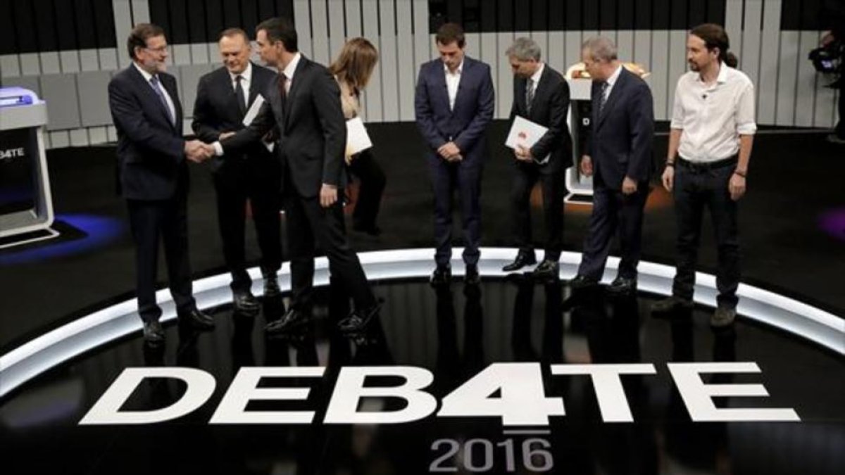 Los cuatro candidatos a la presidencia del Gobierno y los tres moderadores, antes del debate televisivo del lunes, 13 de junio.-JOSÉ LUIS ROCA
