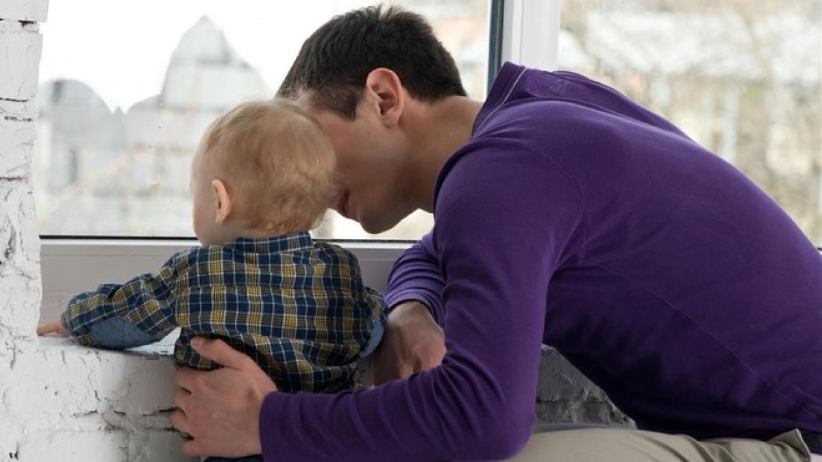 Un padre cuida de su hijo.-HANNA FLUNKER