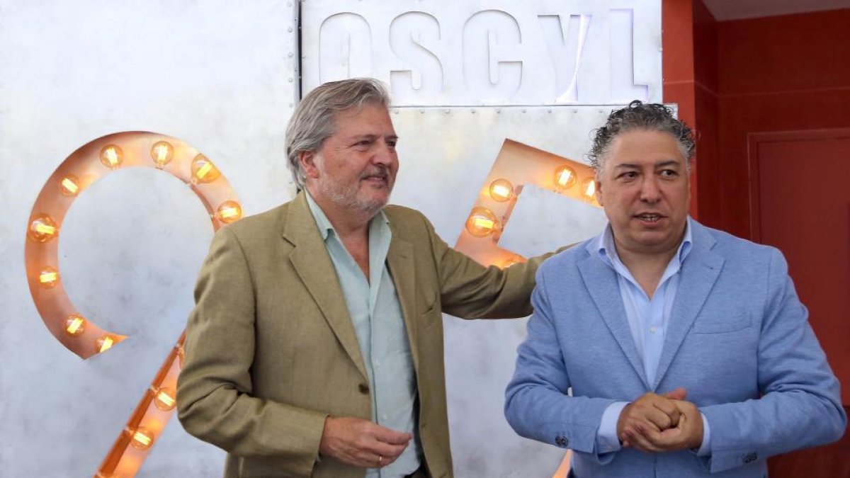 El ministro de Educación en funciones, Íñigo Méndez de Vigo, junto al cabeza de lista al Congreso de los Diputados por Valladolid, Tomás Burgos, durante su visita al Centro Miguel Delibes-ICAL