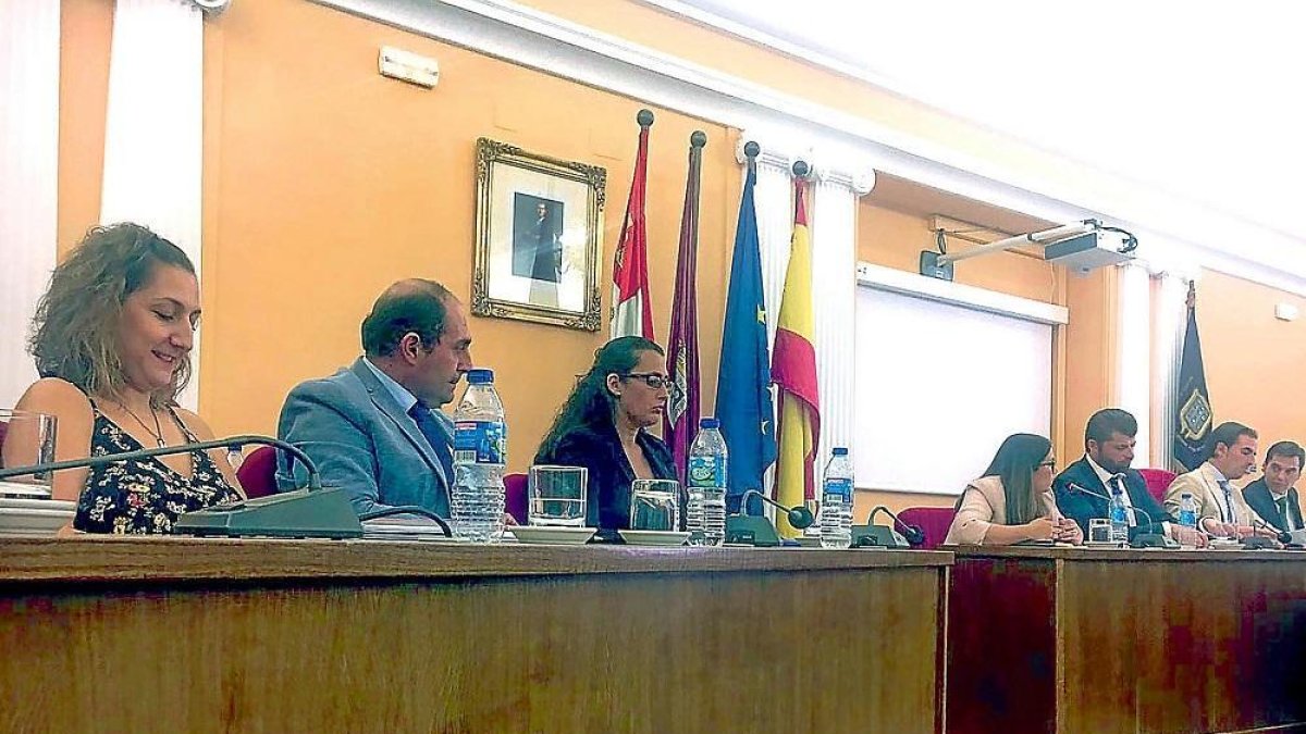 Vista parcial de la bancada del Grupo del PP con la mesa presidencial al fondo, en el Pleno de ayer.-E. M.