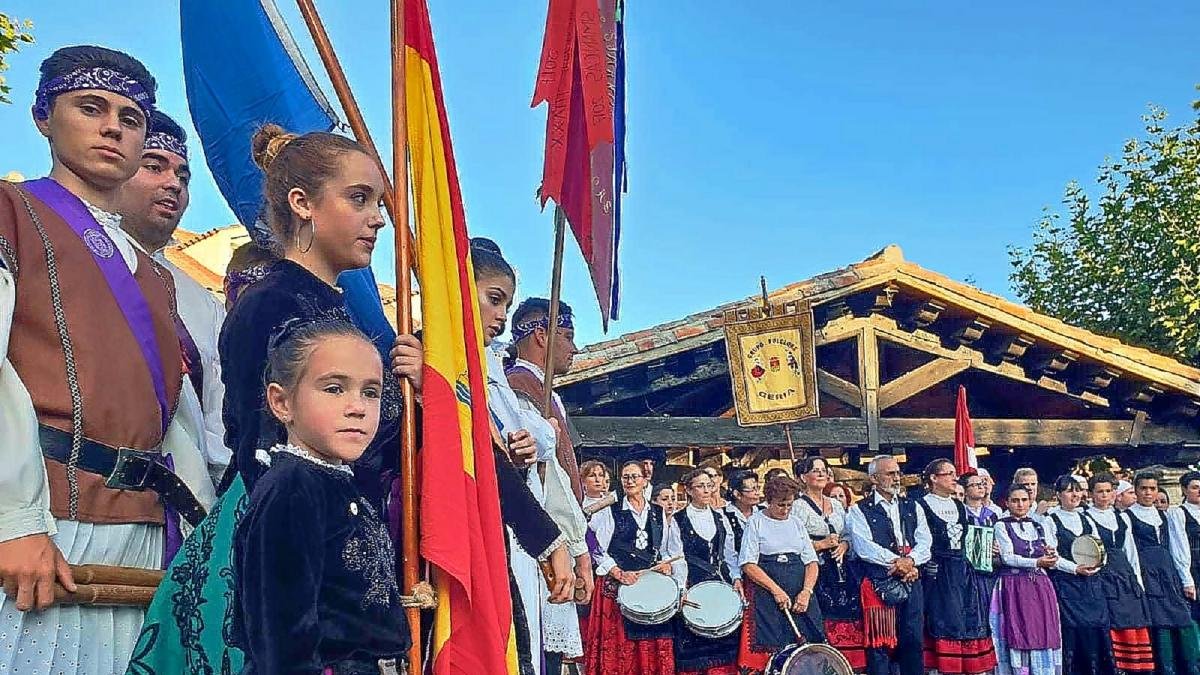 Los diferentes grupos participantes en el acto de bienvenida por el Ayuntamiento al Festival de folclore del municipio vallisoletano de Simancas.-E.M.