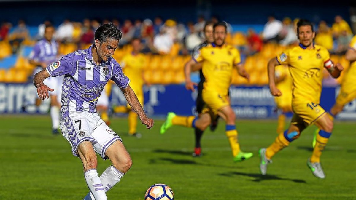 Juan Villar, en el momento de chutar ante la mirada de los defensas del Alcorcón en la jugada que supuso el 1-1 tras recibir un pase de Jordán.-ARABA PRESS
