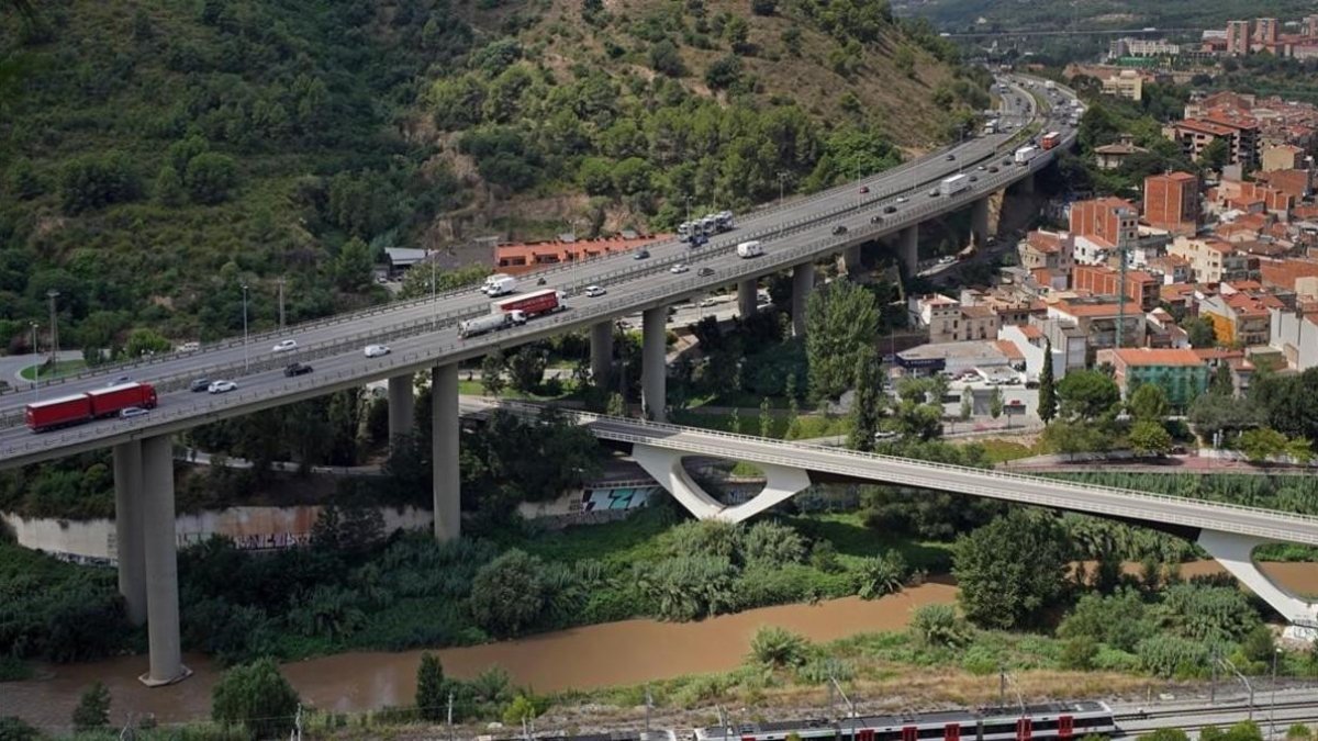 Puente de la autopista AP7 sobre Martorell.-MARC VILA