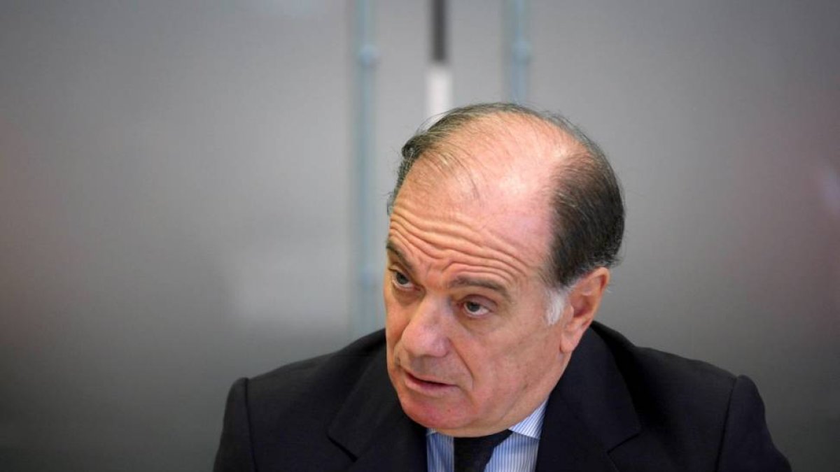El consejero de Economía y Empleo, Tomás Villanueva, mantiene un encuentro con los promotores de 13 proyectos innovadores seleccionados por la 'Aceleradora Ade 2020' para iniciar el proceso de tutorización de los proyectos en los próximos dos años-Ical