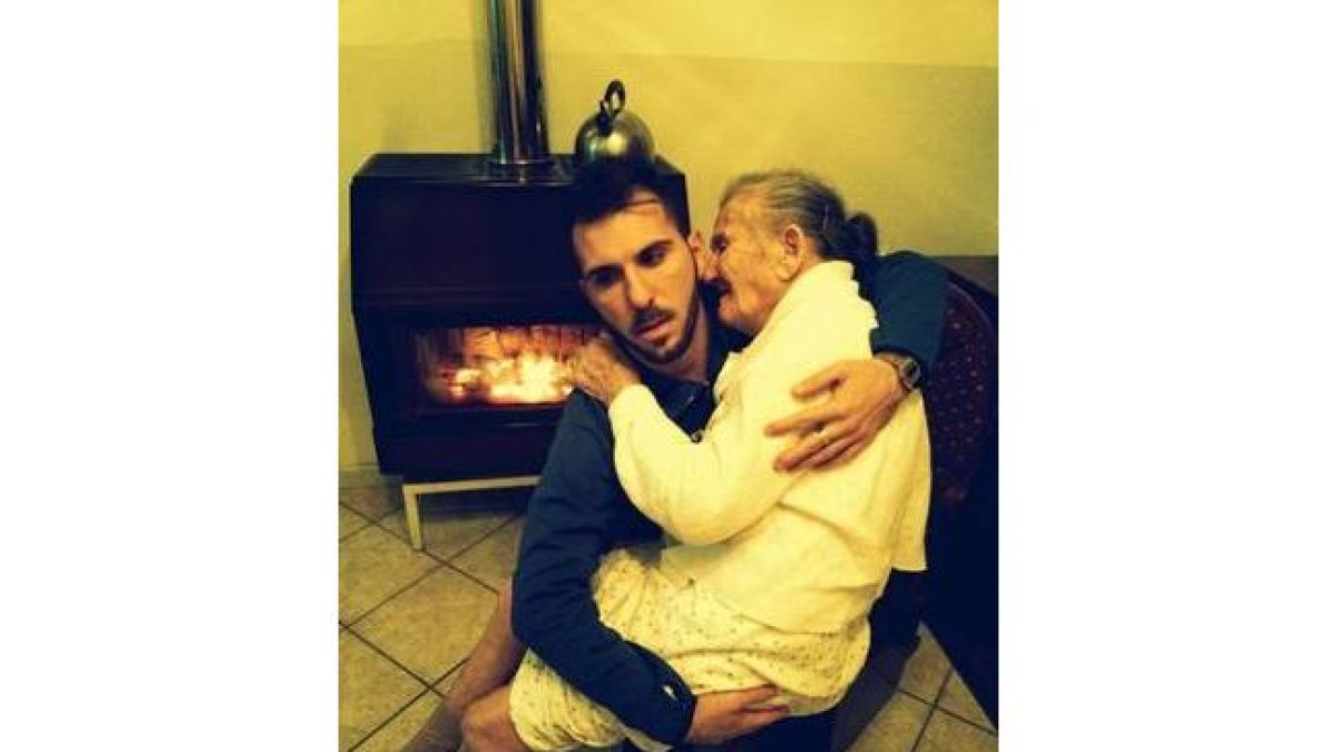 Giancarlo Murisciano sostiene en brazos a su abuela enferma de Alzheimer.-Foto: Giancarlo Murisciano/ Facebook
