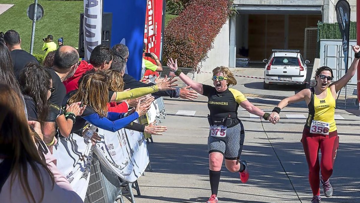 Dos de las participantes a su llegada a meta en la ‘II Trail Tren Burra’ de Zaratán.-PABLO REQUEJO (PHOTOGENIC)