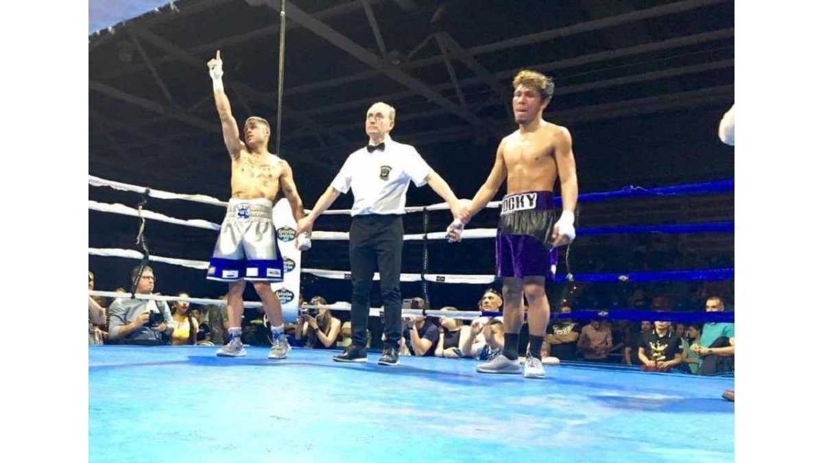 Salvi levanta el brazo tras finalizar el combate que le enfrentó a Josué Bendaña.-JCR