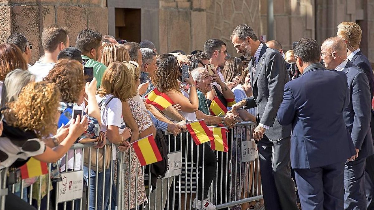 Felipe VI saluda a los ciudadanos de Ávila durante su visita a la capital abulense.-ICAL