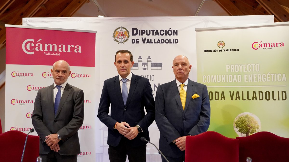 El presidente de la Diputación de Valladolid, Conrado Íscar, y el presidente de la Cçamara de Comercio de Valladolid, Víctor Caramanzana, inauguran la jornada de presentación del proyecto Comunidad Energética Toda Valladolid. Ical