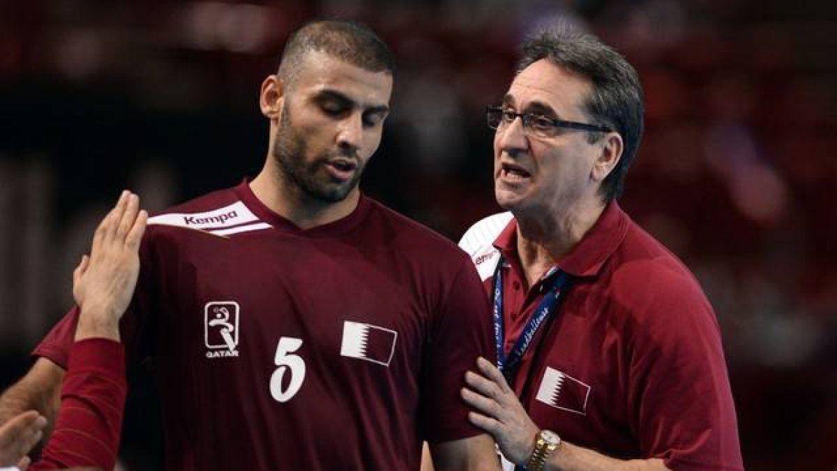 El seleccionar de Catar, el español Valero Rivera, con Mustafa Alsaltialkrad, en una foto de archivo.-Foto: LIONEL BONAVENTURE / AFP