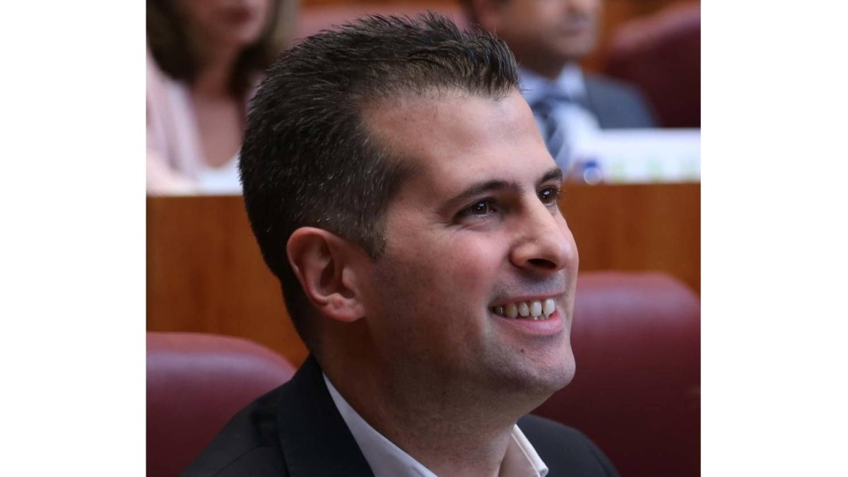 El portavoz socialista, Luis Tudanca, durante el pleno en las Cortes de Castilla y León-Ical