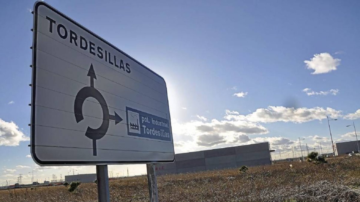 Cartel indicador del polígono industrial de Sepes, en Tordesillas, con las primeras empresas instaladas al fondo-Santiago G. Del Campo