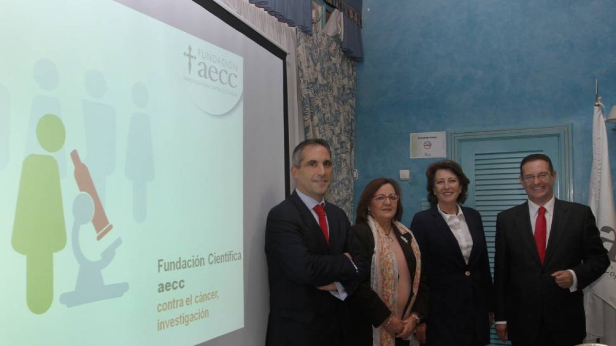 De i. a d. el director de oficina de Banco Santander, Daniel García; la presidenta de la AECC de Palencia, Leonor González; la presidenta nacional de la AECC, Isabel Oriol y el responsable Social Corporativo de Banco Santander, Javier González-Ical