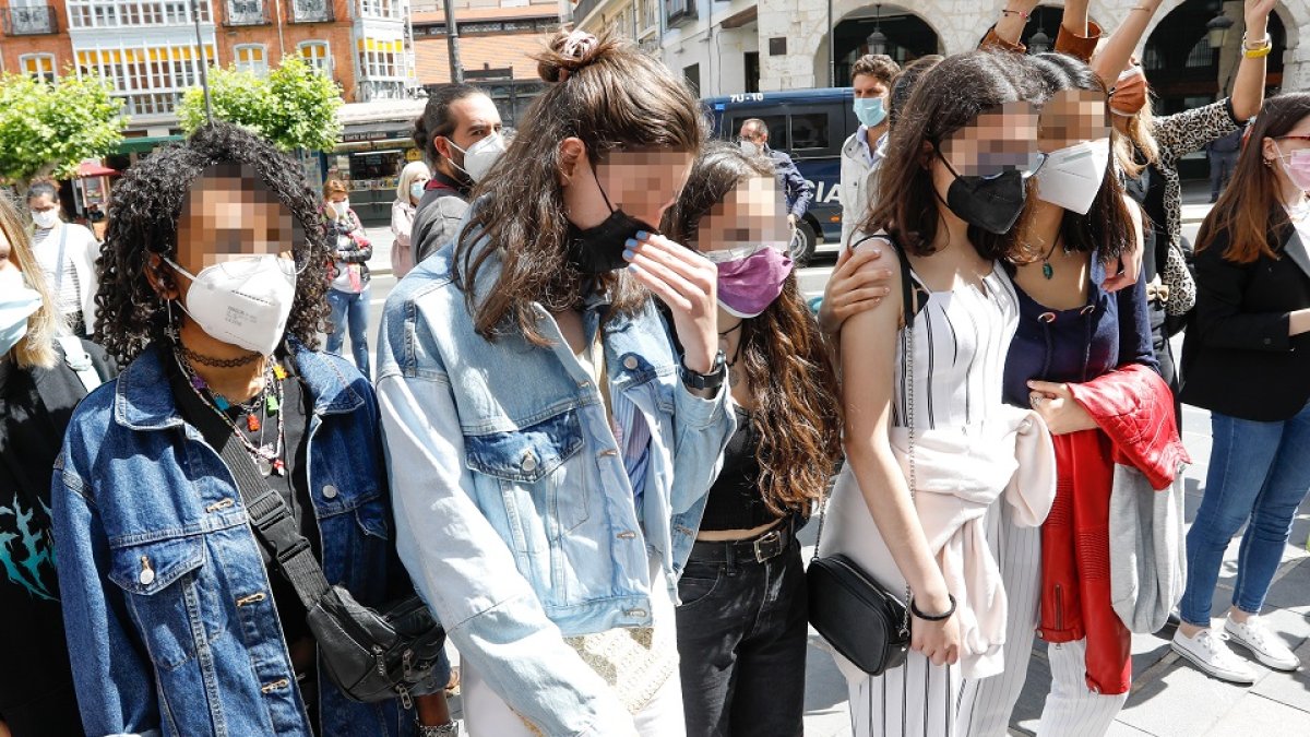 Amigas de las hijas del matrimonio, desconsoladas, en la concentración de ayer en la trasera del Consistorio  J.M. LOSTAU