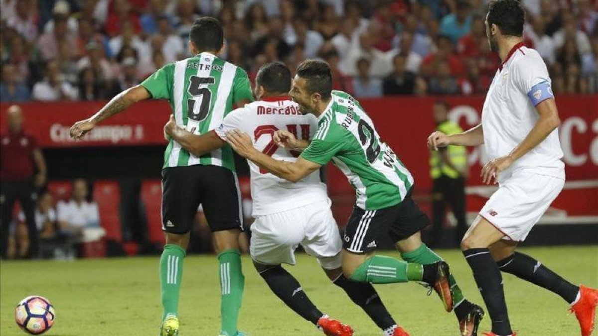 El Sevilla-Betis de la primera vuelta en el Pizjuán.-EFE / JULIO MUÑOZ