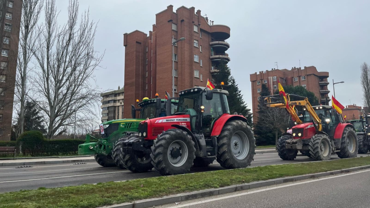 Los tractores en la avenida Salamanca de Valladolid.-E. M.