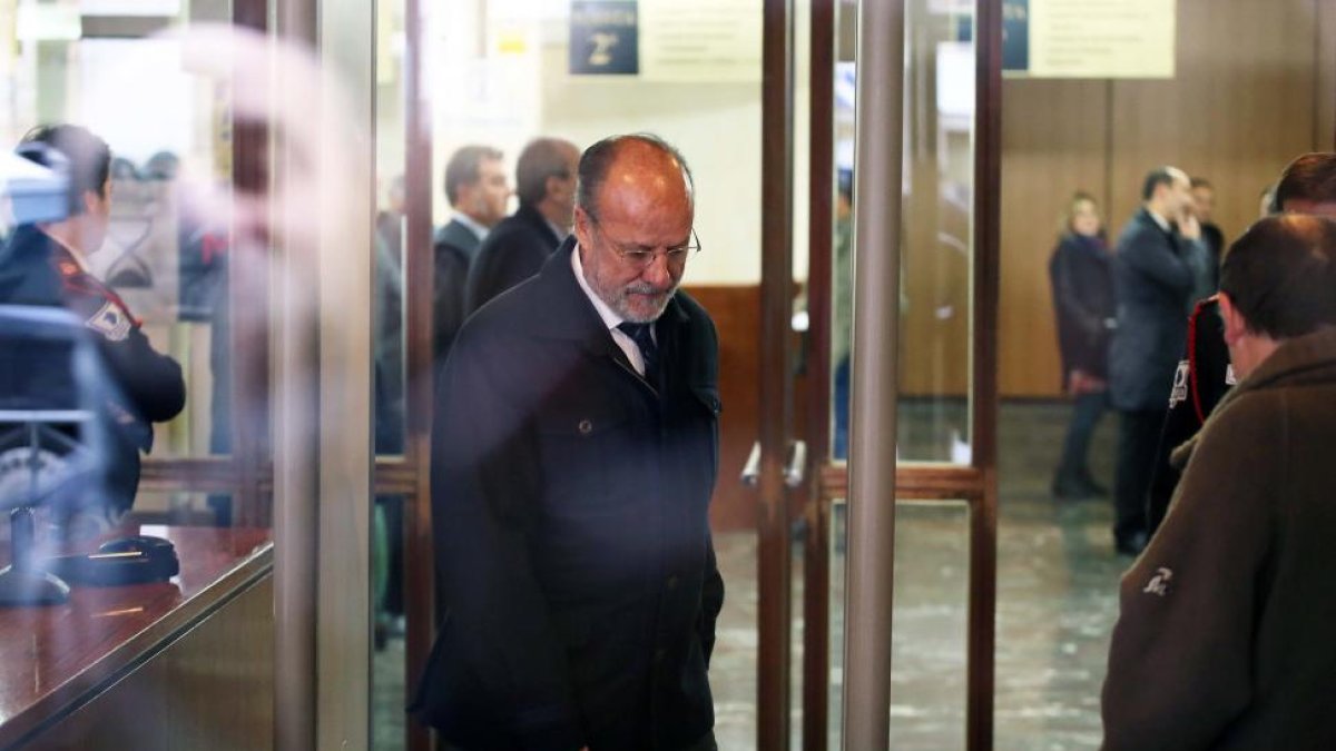 El exalcalde de Valladolid, Francisco Javier León de la Riva, comparece ante el Juzgado de Instrucción Número 4 por la denominada 'confort letter', que permitió un préstamo para el soterramiento-ICAL