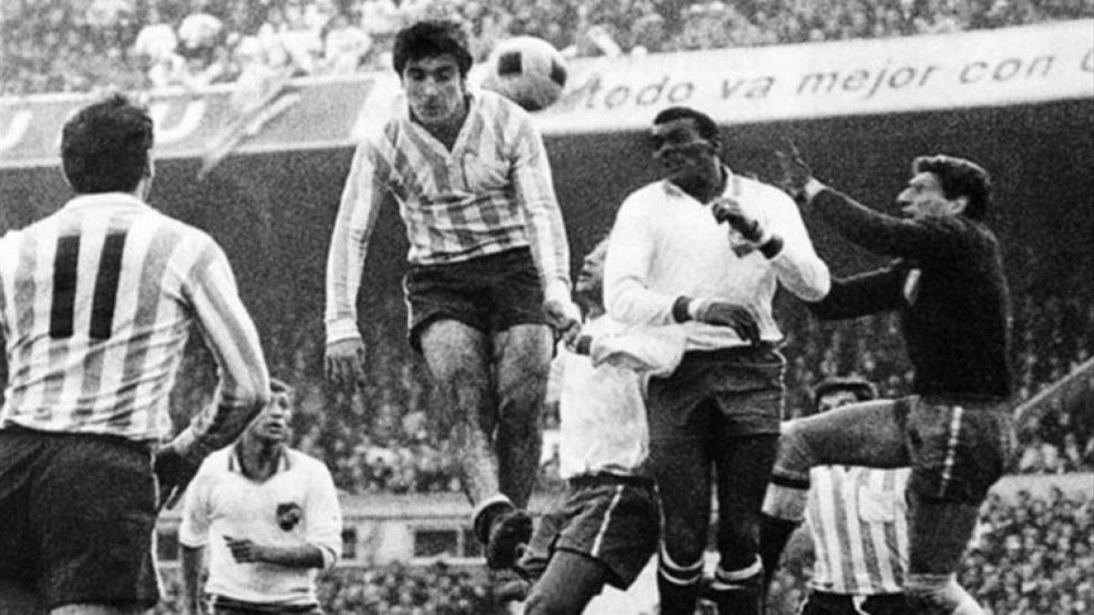 El vuelo de Panadero Díaz, en la final de la Copa Libertadores ante el macional de Montevideo.-EL PERIÓDICO