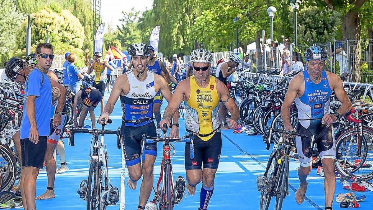 Momento del cambio de segmento de natación a ciclismo durante la prueba celebrada ayer.-PABLO REQUEJO