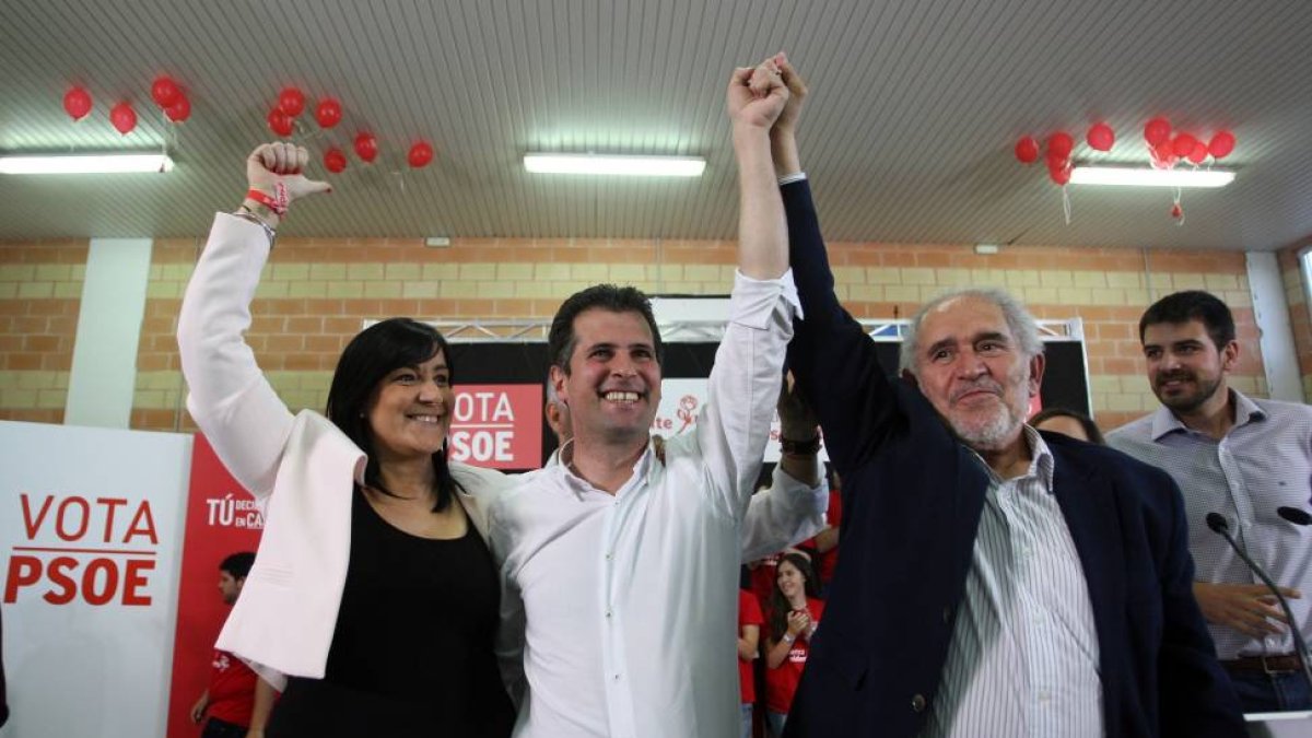 La cabeza de lista a las Cortes, Ana Sánchez; el candidato a la Presidencia, Luis Tudanca y el ex presidente de la Junta, Demetrio Madrid, en el cierre de campaña electoral del PSOECyL en Zamora-Ical