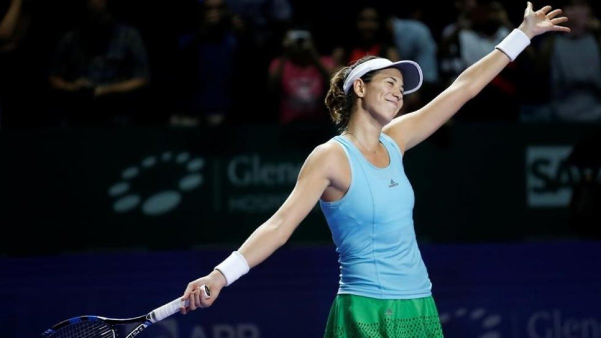 Muguruza se despide del público de Singapur tras ganar a Kuznetosva.-REUTERS / EDGAR SU