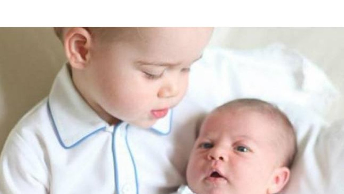 Carlota, en brazos de su hermano mayor, Jorge; los hijos de los duques de Cambridge.-Foto: @KensingtonRoyal