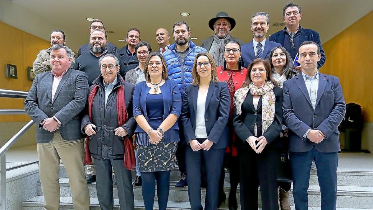 La consejera de Agricultura y Ganadería, Milagros Marcos, con los presidentes de los consejos reguladores de las denominaciones de origen de vino.-ICAL