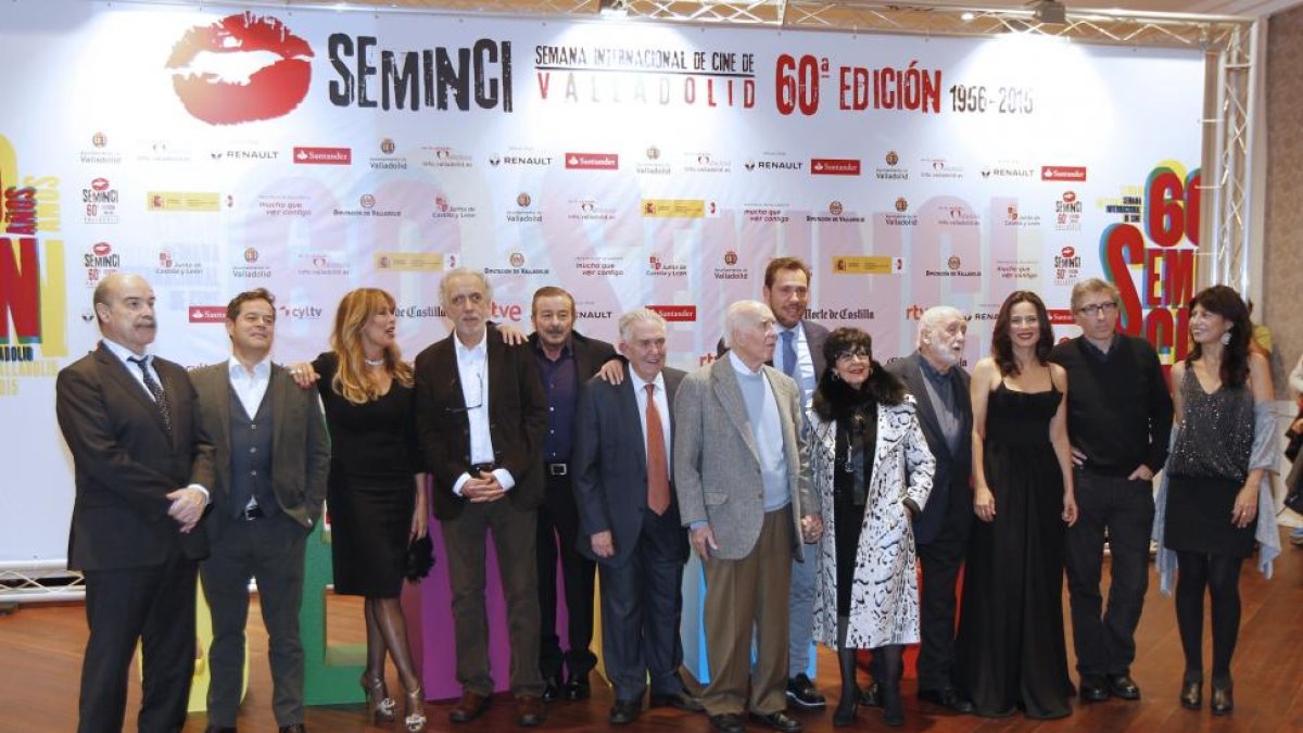 Arriba, los tres premiados con el alcalde y los encargados de entregar las Espigas.-J.M. Lostau