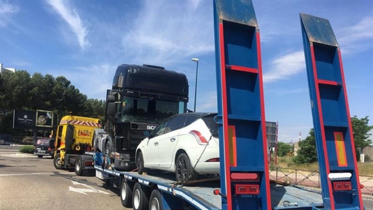Remolque con los dos vehículos-Policía de Valladolid