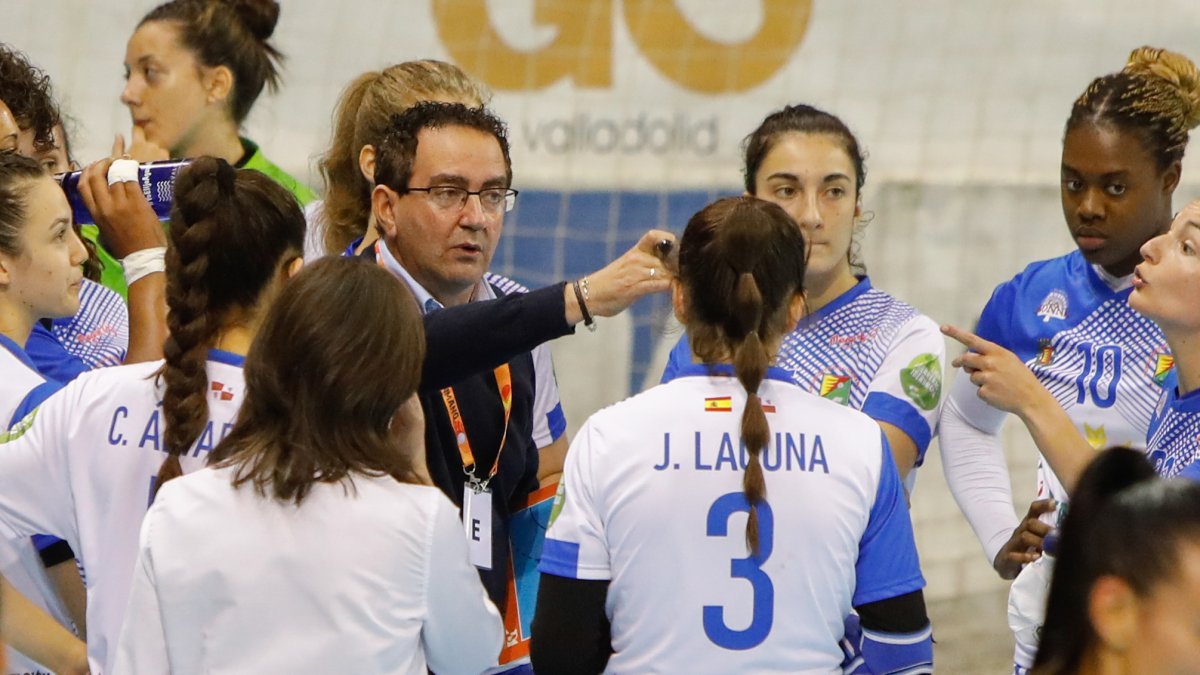 Miguel Ángel Peñas da indicaciones a sus jugadoras. / J.M. LOSTAU