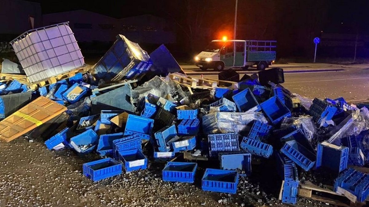 Carga del camión tras el accidente. EUROPA PRESS