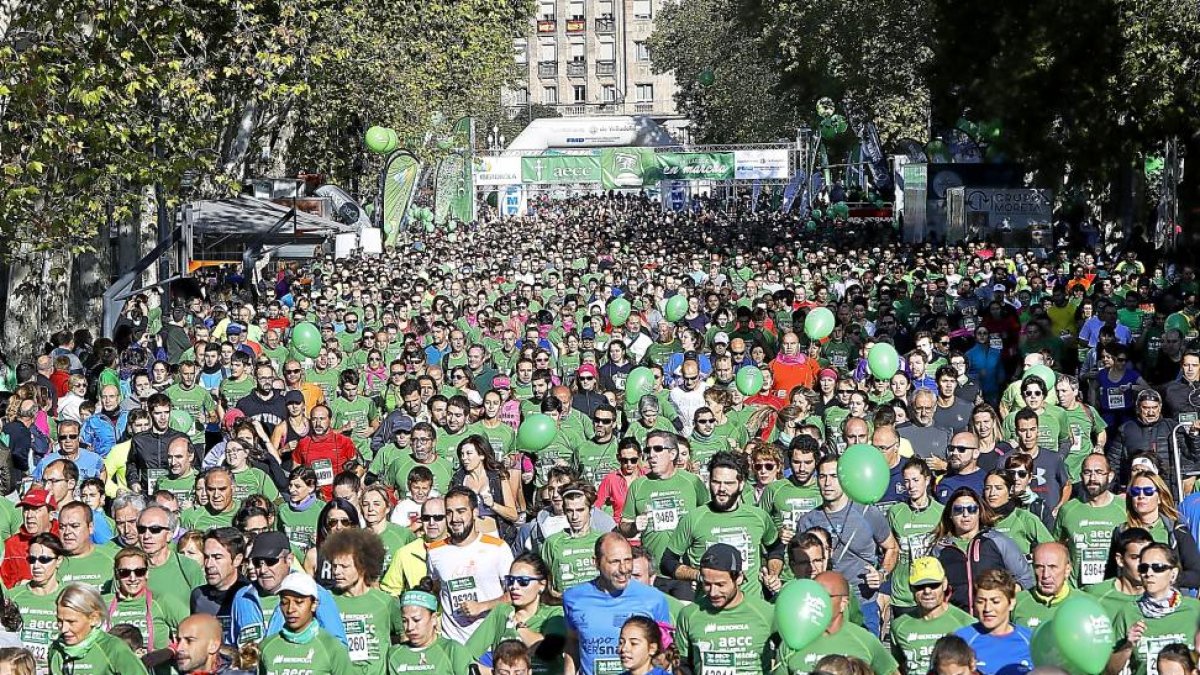 Miles de participantes toman corriendo en la Acera de Recoletos la salida de la Marcha Contra el Cáncer.-J.M. LOSTAU