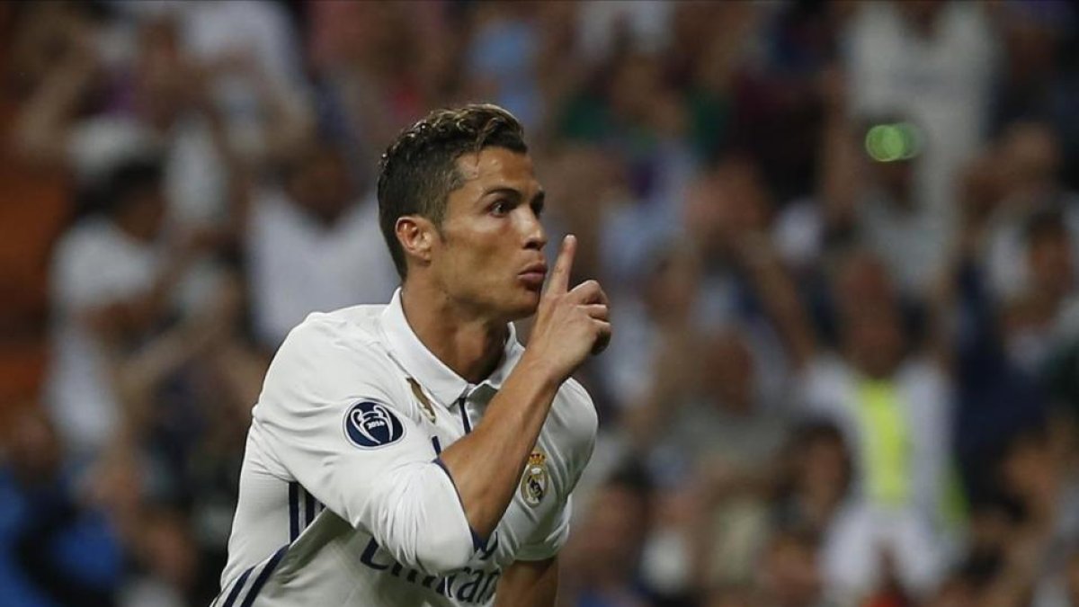 Cristiano Ronaldo manda callar al público tras marcar el tanto del empate ante el Bayern.-SUSANA VERA