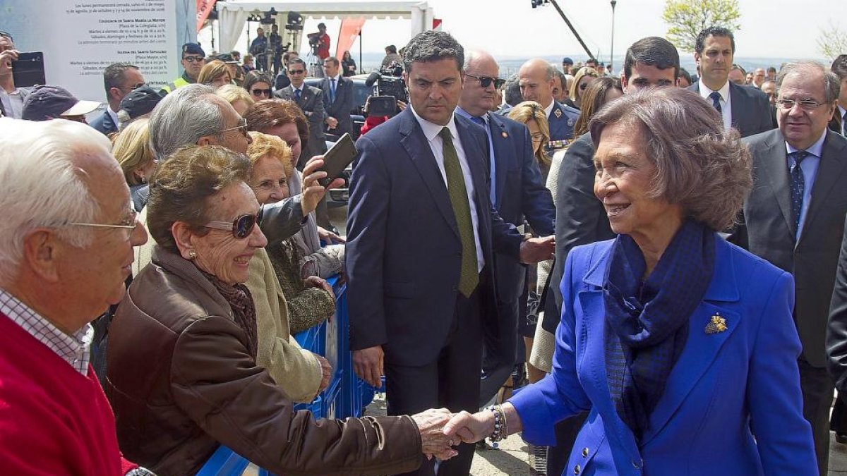 Doña Sofía saludó durante su paseo por Toro a numerosos vecinos que le mostraron su cariño. -M. DENEIVA