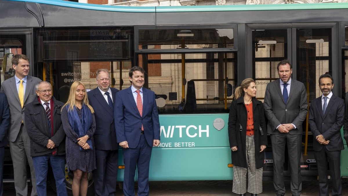 Dheeraj Hinduja, Alfonso Fernández Mañueco, Raquel Sánchez y Óscar Puente participan en la ceremonia de la puesta de la primera piedra de Switch en Valladolid. - ICAL