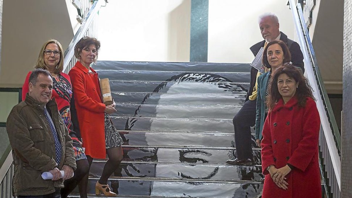 Pablo Trillo, Carmen Romero, Rosa Maroto, Manuel Arias, María Agustina García y A na Redondo, ayer, en el IES Zorrilla.-MIGUEL ÁNGEL SANTOS