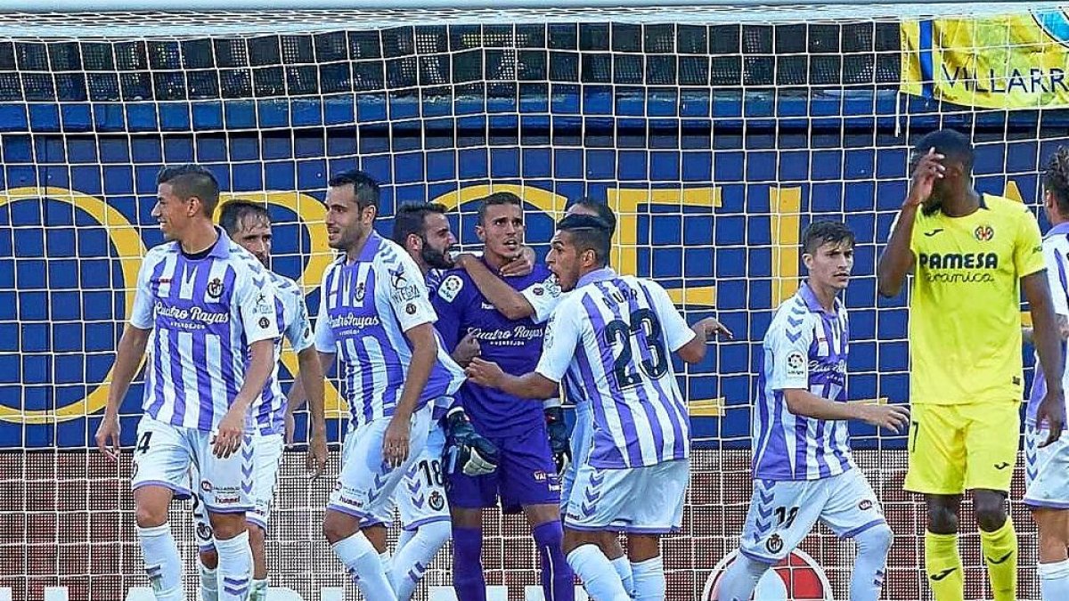 Masip es felicitado por sus compañeros tras detener el penalti a Gerad Moreno.-PHOTO-DEPORTE