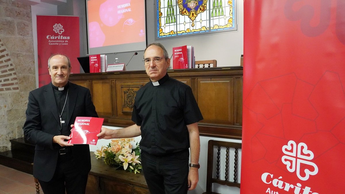 El obispo de Astorga, Jesús Fernández González y el presidente de Cáritas en Castilla y León, Jesús Martín de Lera en la presentación de la memoria regional. ICAL
